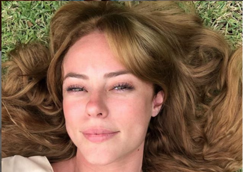 Paolla Oliveira exibe look justinho durante ensaio para o carnaval