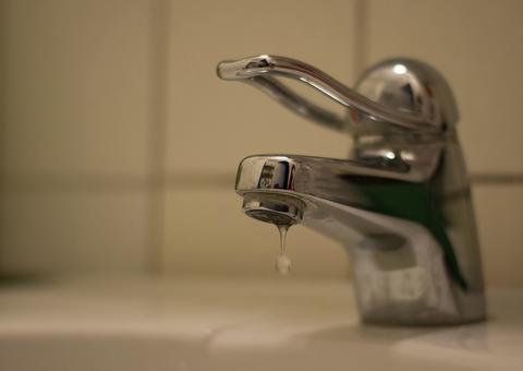 Vazamento em tubulação deixa bairros e conjuntos sem água em Manaus