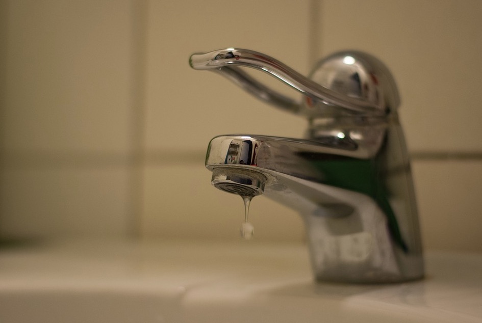 Vazamento em tubulação deixa bairros e conjuntos sem água em Manaus