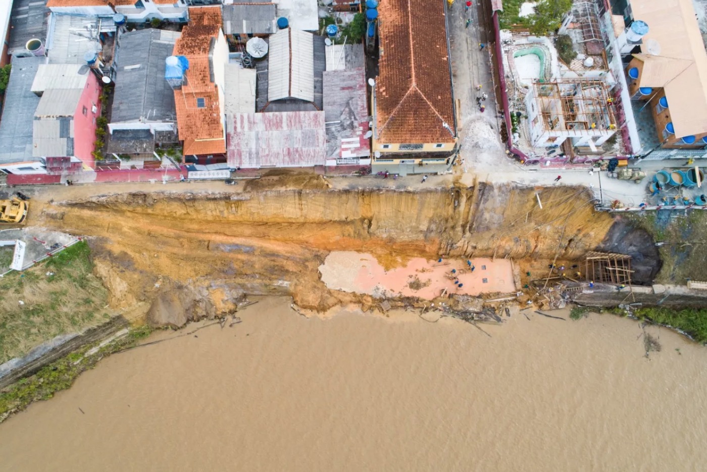 Parintins busca recursos federais e estaduais para conter desmoronamento da orla 