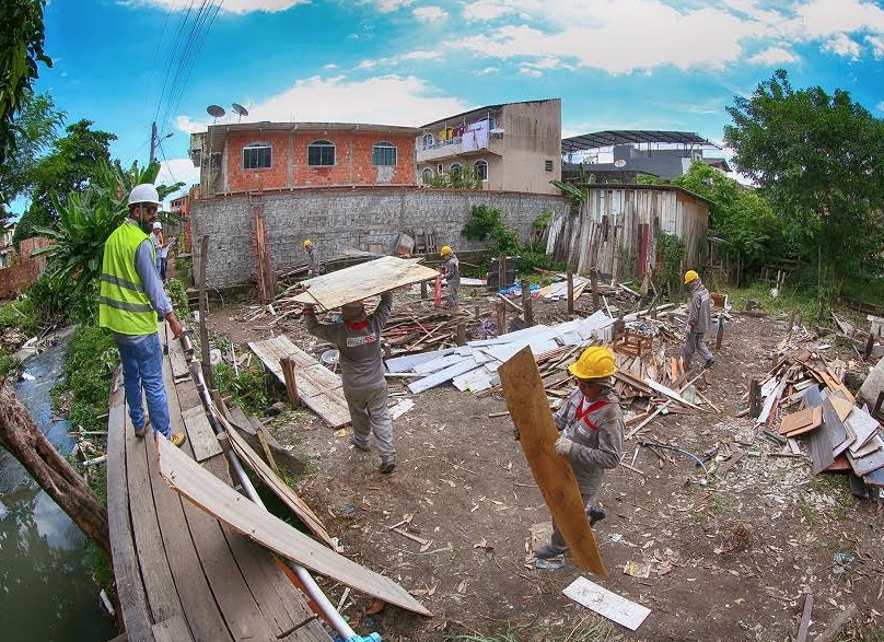 Casas são demolidas para revitalização do Igarapé Mestre Chico em Manaus