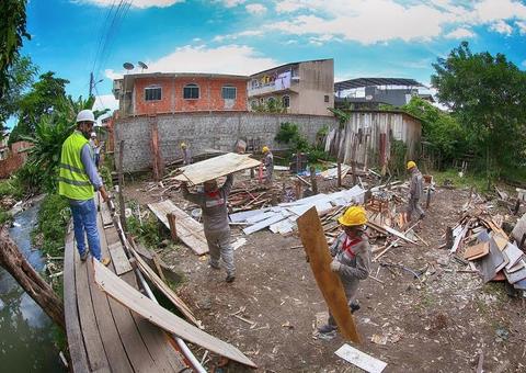 Casas são demolidas para revitalização do Igarapé Mestre Chico em Manaus