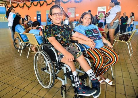Pessoas com deficiência recebem cadeiras de rodas nesta sexta em Manaus