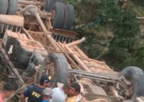 Vídeo: Motorista morre após caminhão cair de barranco de 10 metros na BR 174