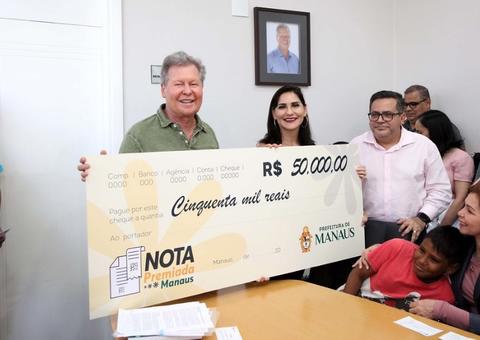 Primeiros ganhadores da ’Nota Premiada Manaus’ recebem seus prêmios