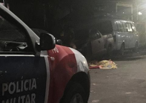 Adolescente é assassinado e outro é baleado por dupla em moto em Manaus