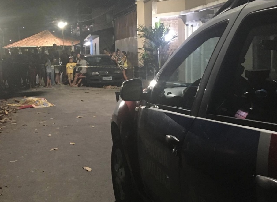 Adolescente é assassinado e outro é baleado por dupla em moto em Manaus