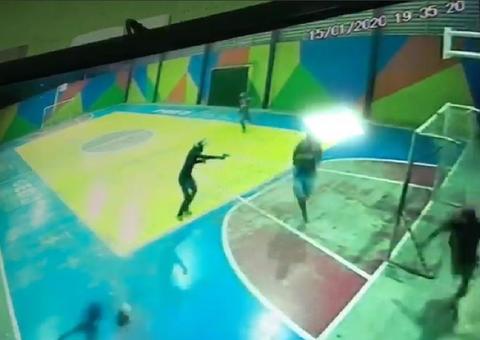 Vídeo mostra dupla armada invadindo escola e atirando em três adolescentes