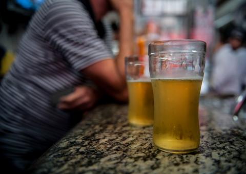 Sentado em bar, homem é surpreendido e baleado por desconhecido em Manaus