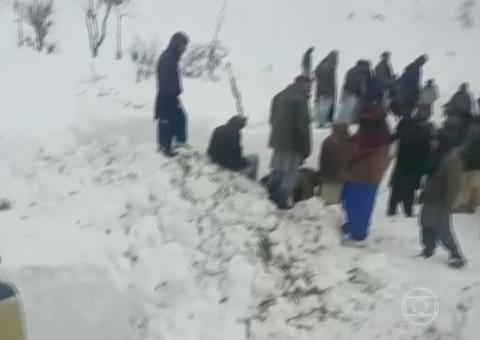 Menina é achada viva após ficar 18 horas soterrada no Paquistão