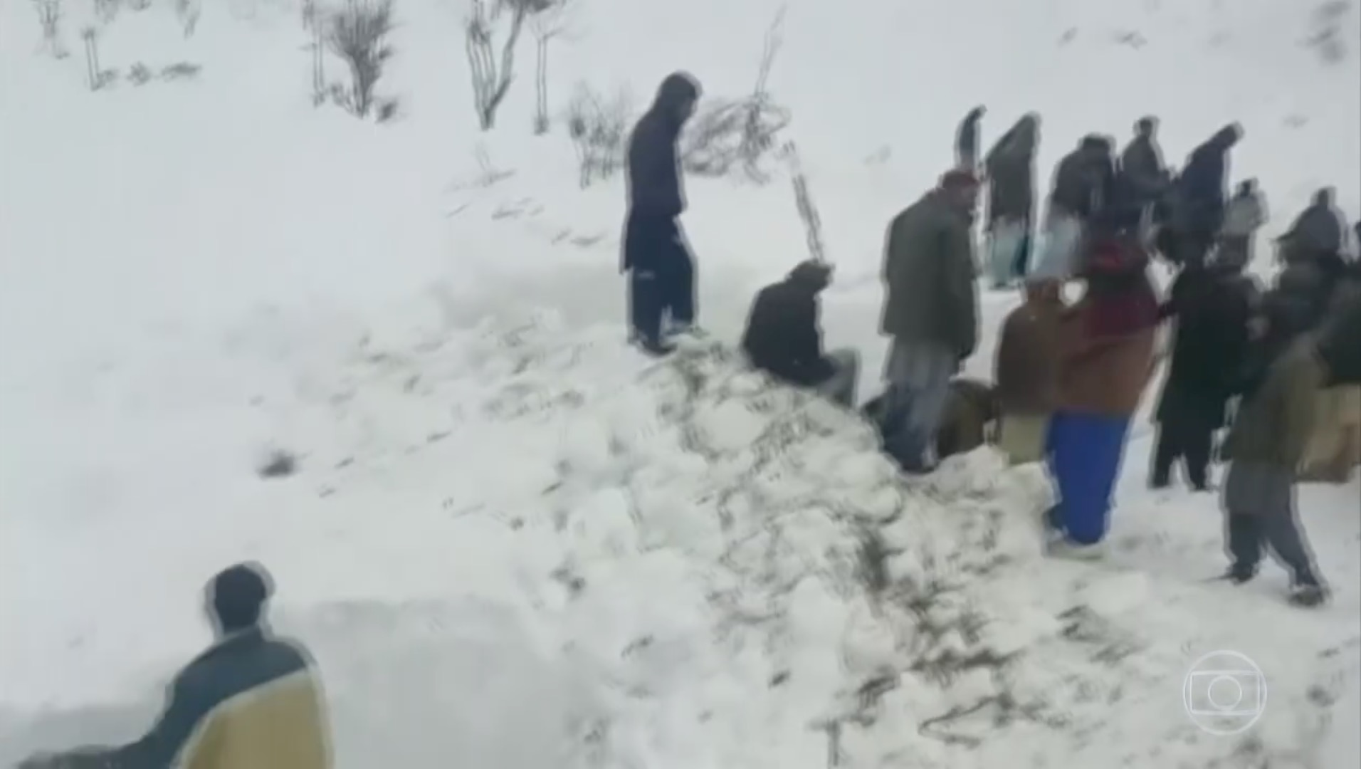 Menina é achada viva após ficar 18 horas soterrada no Paquistão