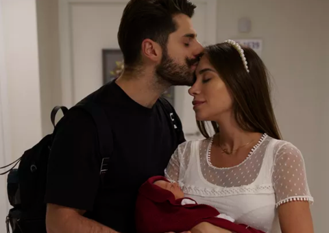 Alok e Romana Novais compram carrinho de bebê avaliado em R$ 16 mil