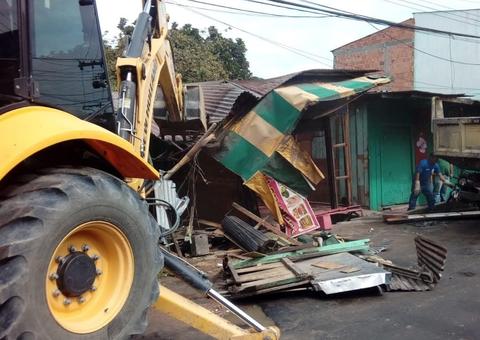 Construção com risco de desabar é retirada do leito de igarapé em Manaus 