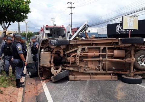 Motorista fica preso em ferragens após carro capotar em avenida de Manaus