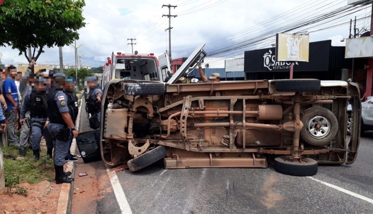 Motorista fica preso em ferragens após carro capotar em avenida de Manaus
