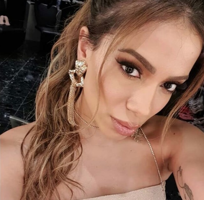 Anitta revela que já fez swing e fala sobre homens comprometidos