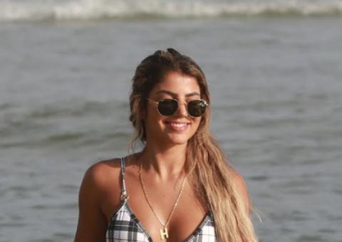 Hariany Almeida exibe corpinho natural de biquíni na praia