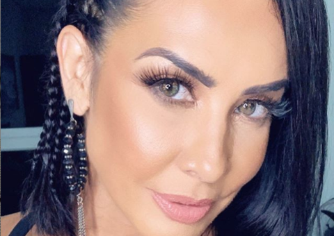 Com look neon, Sheila Carvalho exibe decote e fãs reagem: 'Mulherão'