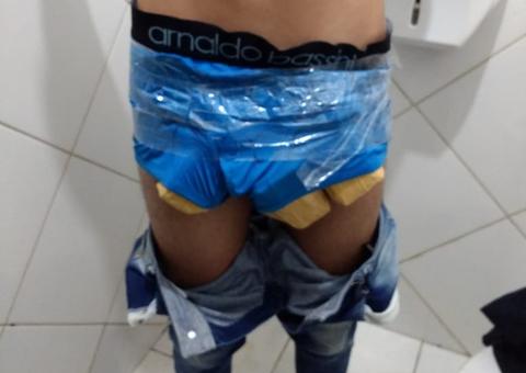 Passageiro de ônibus é flagrado pela polícia com cocaína na cueca