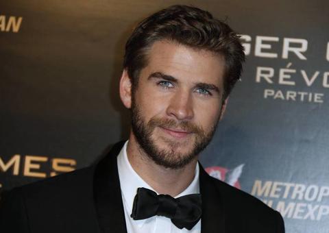 Liam Hemsworth supera Miley Cyrus e é visto aos beijos com modelo australiana