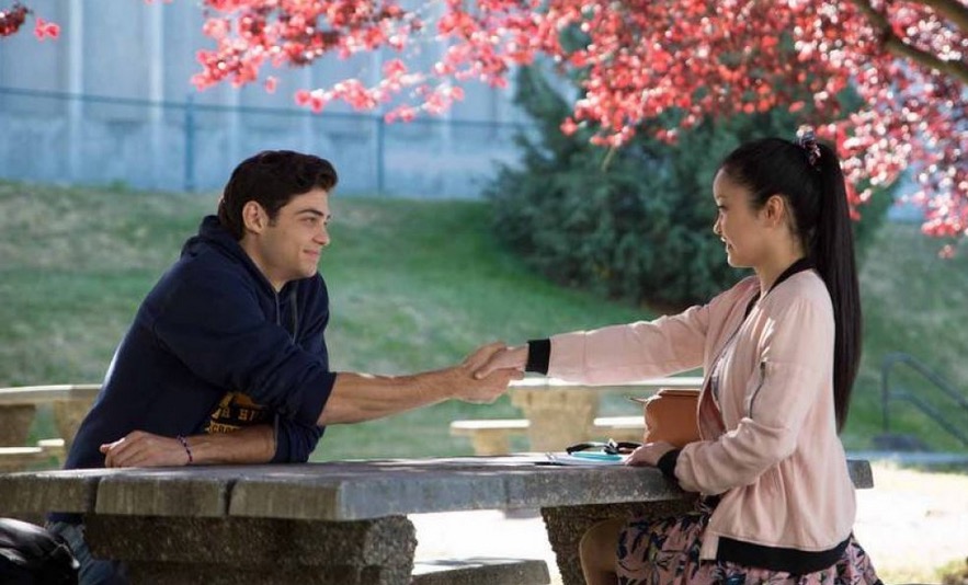 Lana Condor diz que amizade com Noah Centineo atrapalhou seu relacionamento
