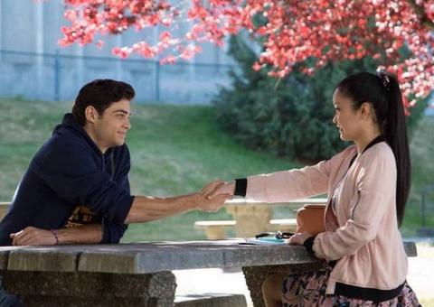 Lana Condor diz que amizade com Noah Centineo atrapalhou seu relacionamento