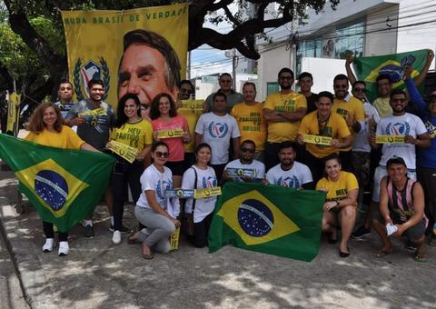 Em Manaus, apoiadores de Bolsonaro coletam assinaturas para criação de partido