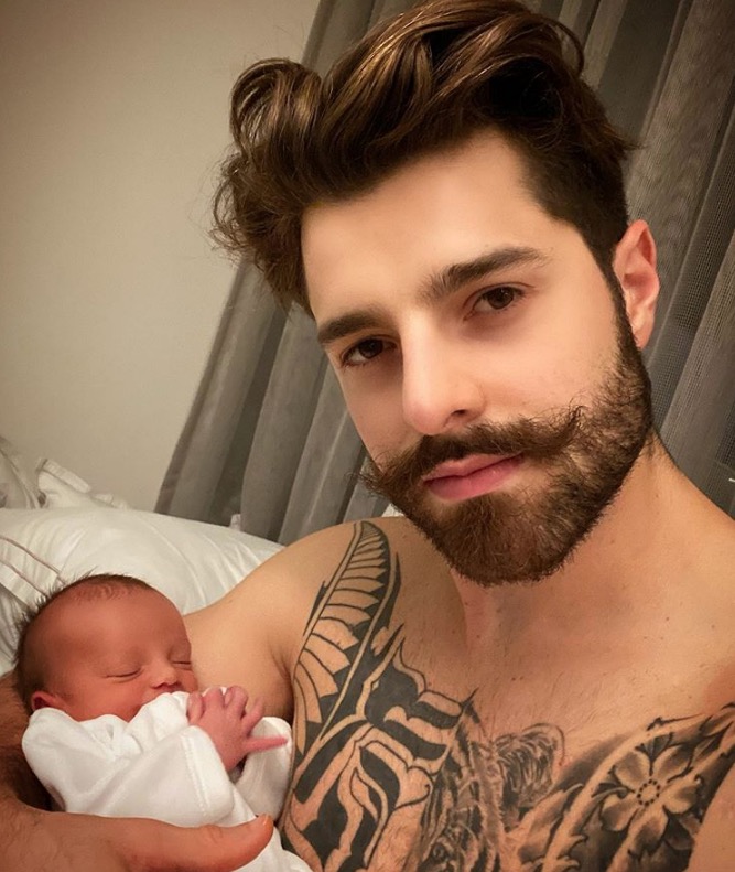 Alok posta selfie com close em rostinho de seu 1º filho