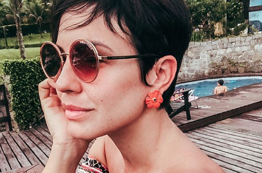 Juliana Knust é criticada por barriga ‘torta' e rebate: ‘Não importa'