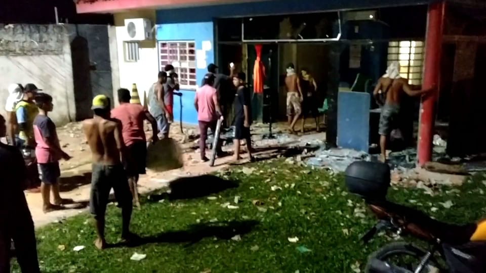 No Amazonas, três pessoas são baleadas ao invadirem delegacia para linchar estuprador