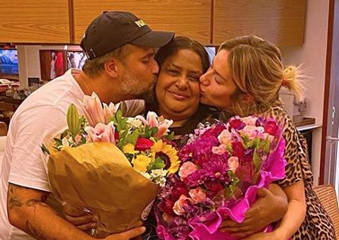 Bruno Gagliasso e Gio Ewbank celebram aniversário de funcionária