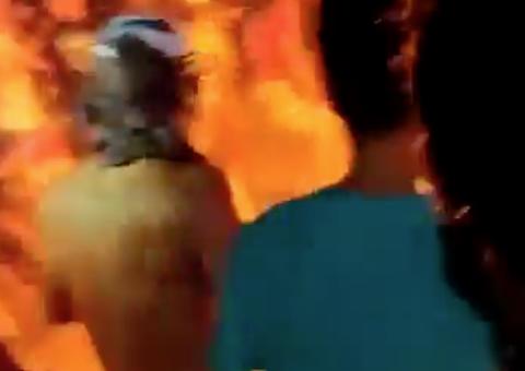 Chocante: Vídeo mostra momento em que furiosos ateiam fogo em corpo de homem em Fonte Boa