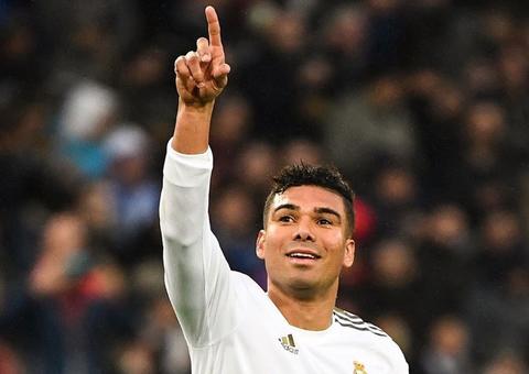 Casemiro tem dia de centroavante, marca dois e Real Madrid vence