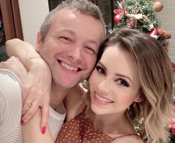 Sandy é criticada ao passear com filho em carrinho de bebê, na Disney