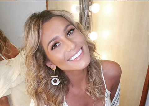 Lívia Andrade exibe bumbum empinado durante férias