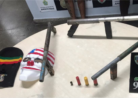 Homem é preso e adolescente é apreendido com armas, munições e motocicleta furtada