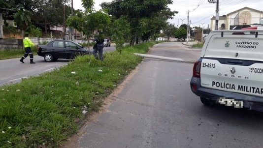 Motorista fica ferido após dormir ao volante e carro colidir com poste em avenida de Manaus