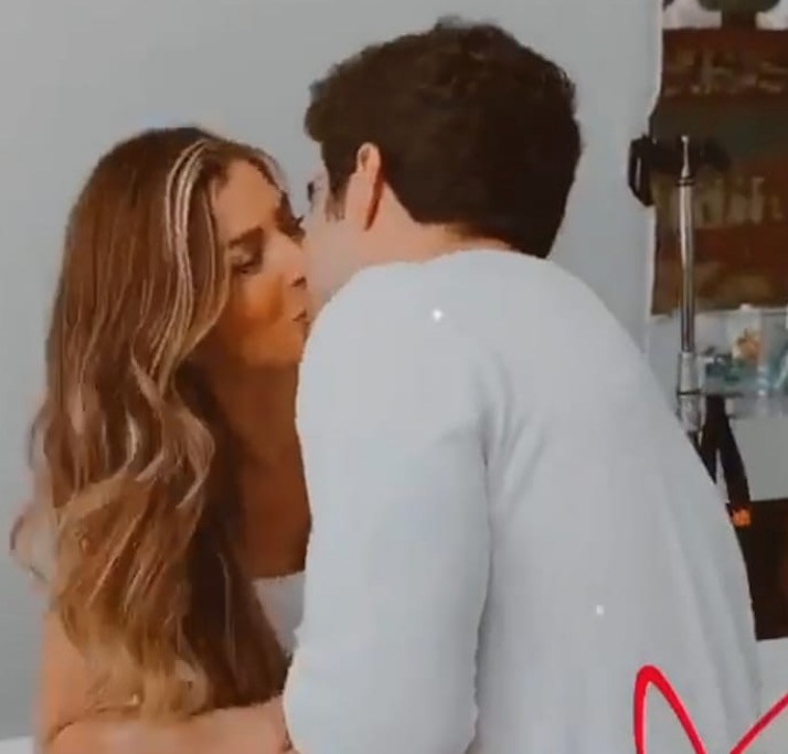Em vídeo, Caio Castro beija Grazi Massafera e diz 'eu te amo' 