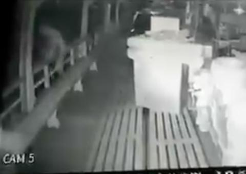 A caminho do Pará, homem 'surta' e despenca de barco no meio do Rio Amazonas 