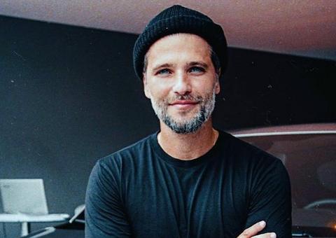 Bruno Gagliasso tatua nome do filho no pescoço