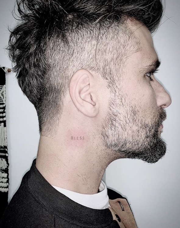 Bruno Gagliasso tatua nome do filho no pescoço