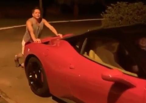 Leonardo aparece empurrando Ferrari em vídeo: 'De que adianta se não põe gasolina?'