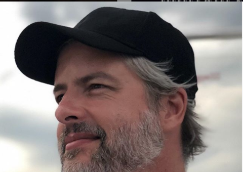 Irmã de Victor Chaves defende cantor e dispara sobre ex-cunhada: 'desequilibrada'