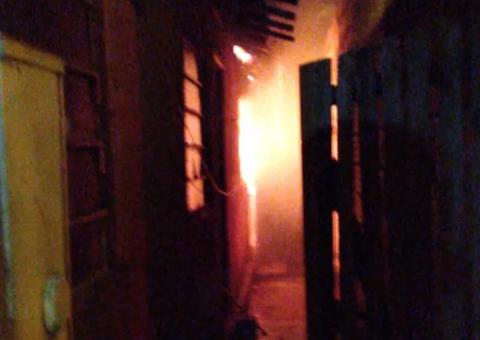 Casa de homem que confessou ter matado menina a facadas pega fogo