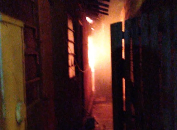 Casa de homem que confessou ter matado menina a facadas pega fogo