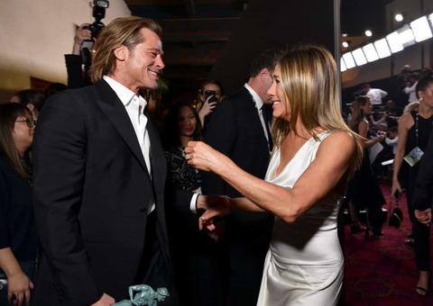 Brad Pitt e Jennifer Aniston se encontram durante premiação e web comemora 