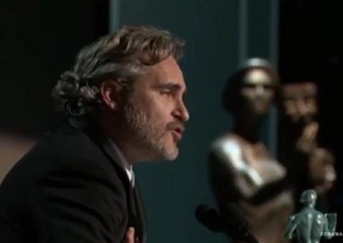 Joaquin Phoenix faz homenagem a Heath Ledger no SAG Awards