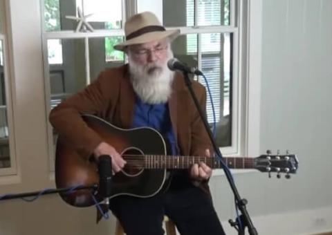 Cantor norte-americano David Olney passa mal durante show e morre aos 71 anos