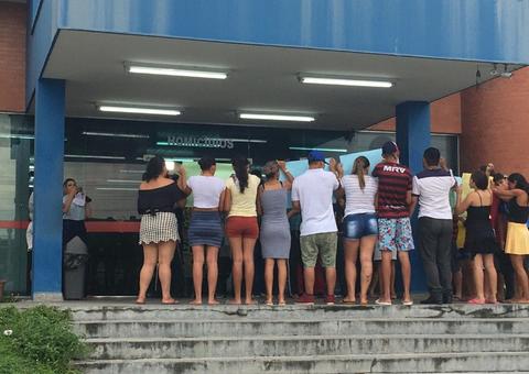 Familiares de grávida morta protestam em frente à delegacia em Manaus