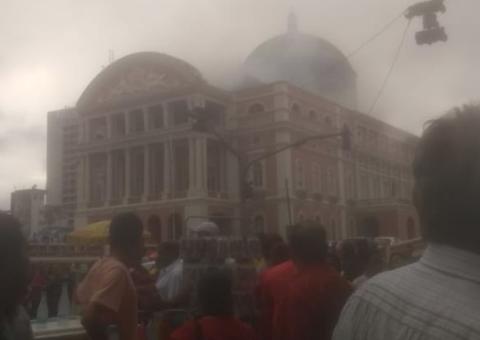 Fumaça cobre Teatro Amazonas e deixa populares em pânico; Saiba o motivo